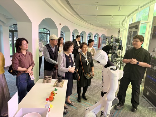 参观机器人展厅-1